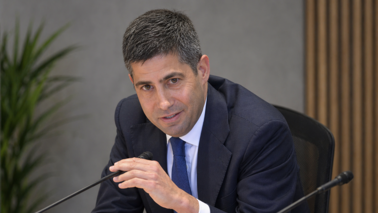 Trump to swear in Kevin Warsh as Fed chair on Friday